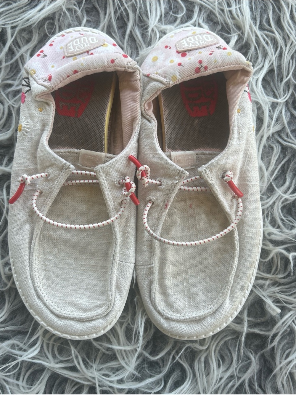 Hey Dudes Wendy  Girls size Y 1 Daisies And Cherries good used condition.